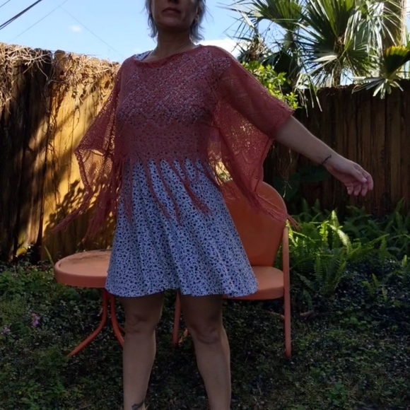 Coral/Salmon Knitted Lace Short Poncho XS/S | Black Poppy - Picture 5 of 8